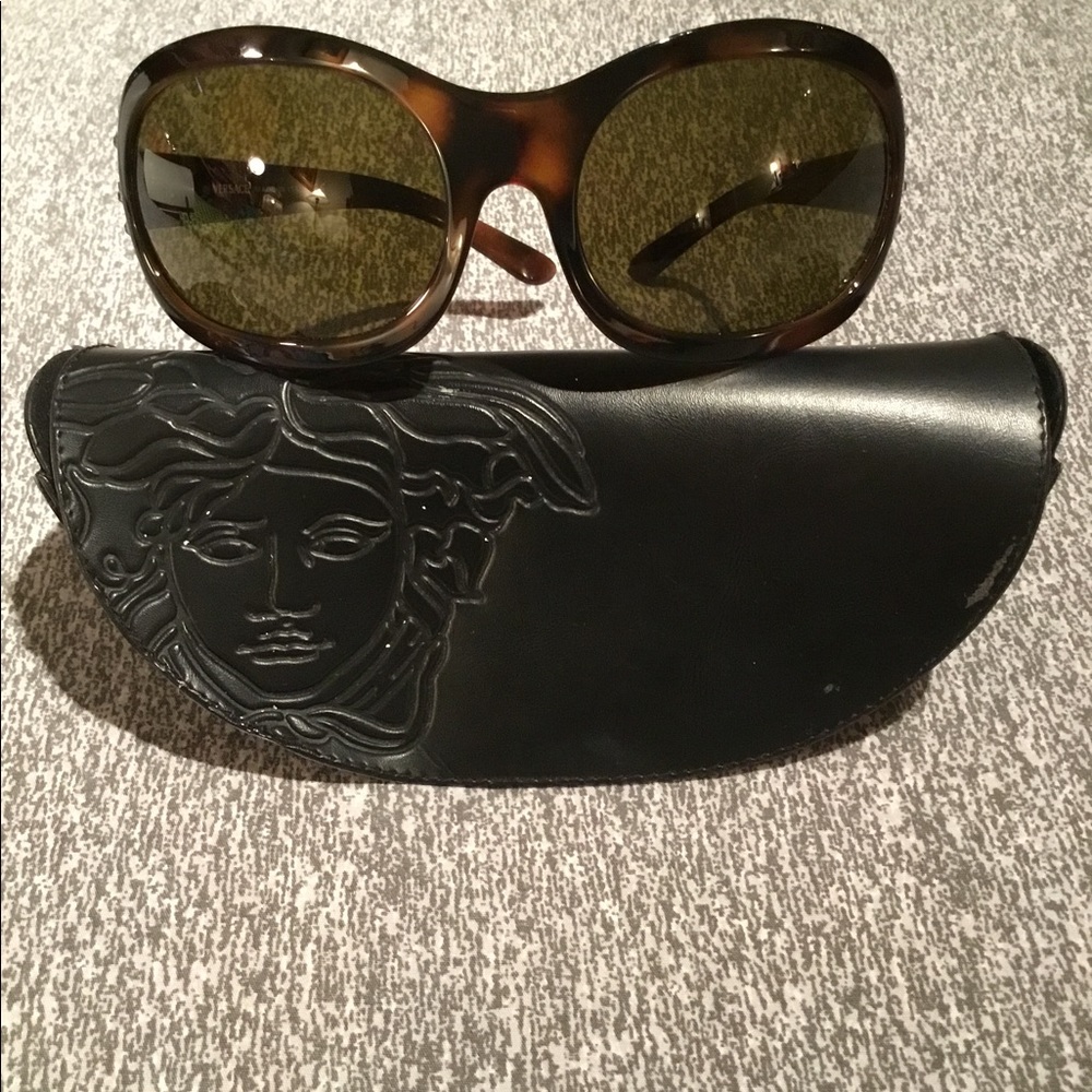 VERSACE SUNGLASSES WITH CASE ONLY $225🏖 SEE PIC. - Picture 14 of 14